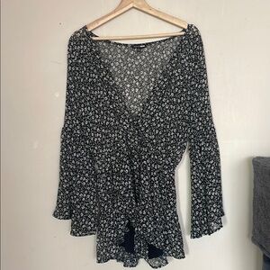 💐 Chic Floral Black Wrap Top